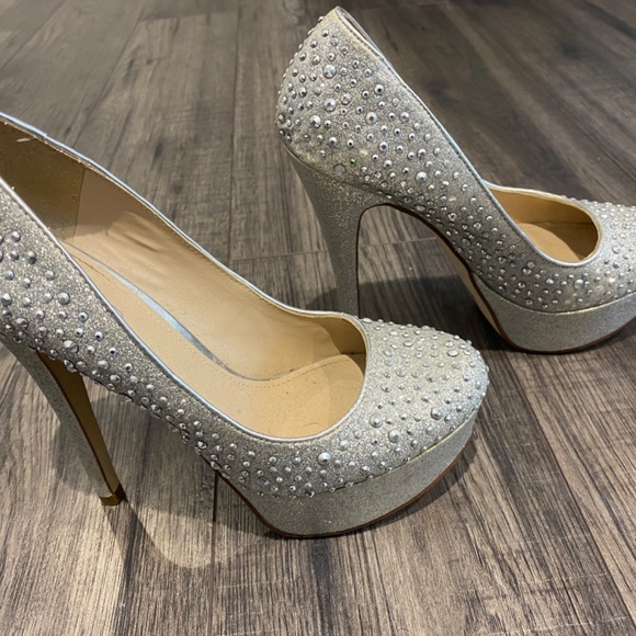 Size 6 Silver Heels from Aldo - Picture 3 of 4